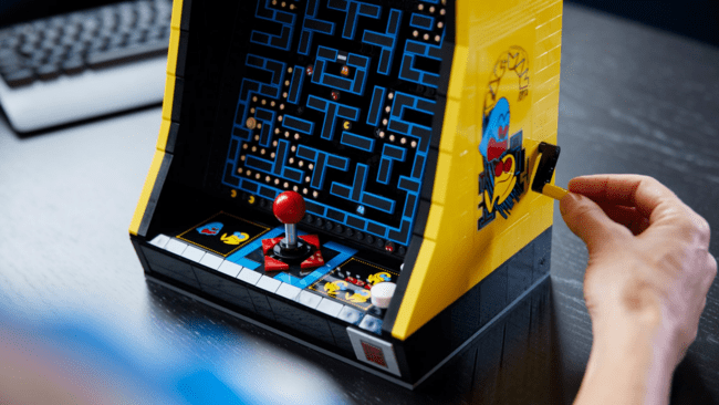 2650 pieces of Lego Pac-Man Arcade with machanical crank