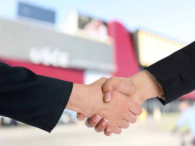 buyers' journey - decision stage - handshake - partnership