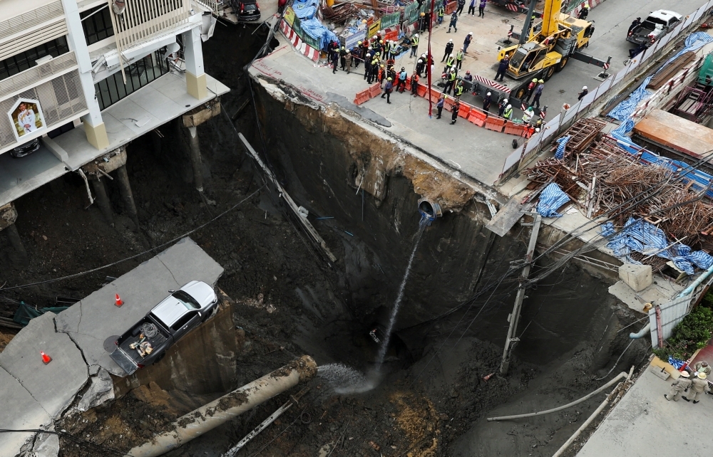 Bangkok-Sinkhole-Crisis-Sandbags-Stone-Deployed-To-Prevent-Building-Collapse
