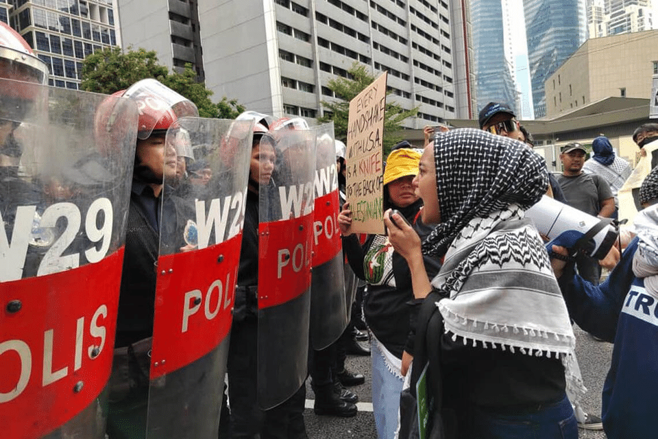 Pro-Palestine-Protests-Spill-Over-To-Malaysian-Petrol-Stations-Apple-Store-As-Trump-Visit-Nears