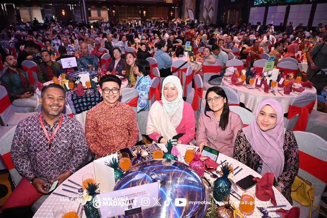 Liar-Liar-Pants-On-Fire-Khairy-Taunts-Tourism-Minister-Over-Booze-At-Government-Event
