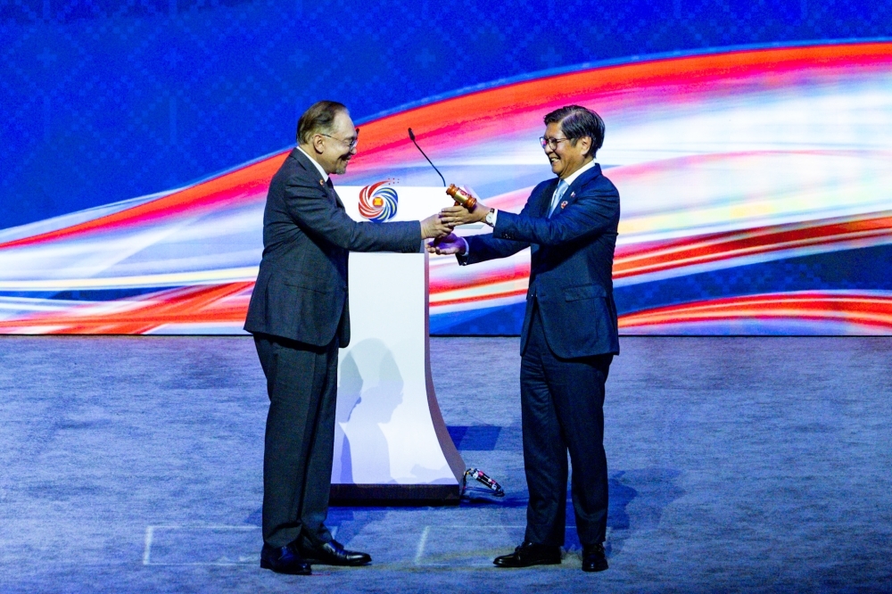 Malaysia-Passes-ASEAN-Chairmanship-Baton-To-The-Philippines