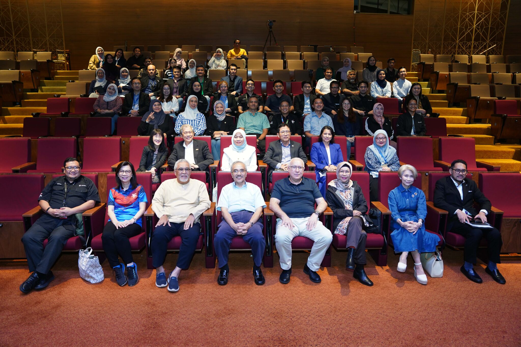 Ismail-Erturk-with-the-attendees-of-his-masterclass