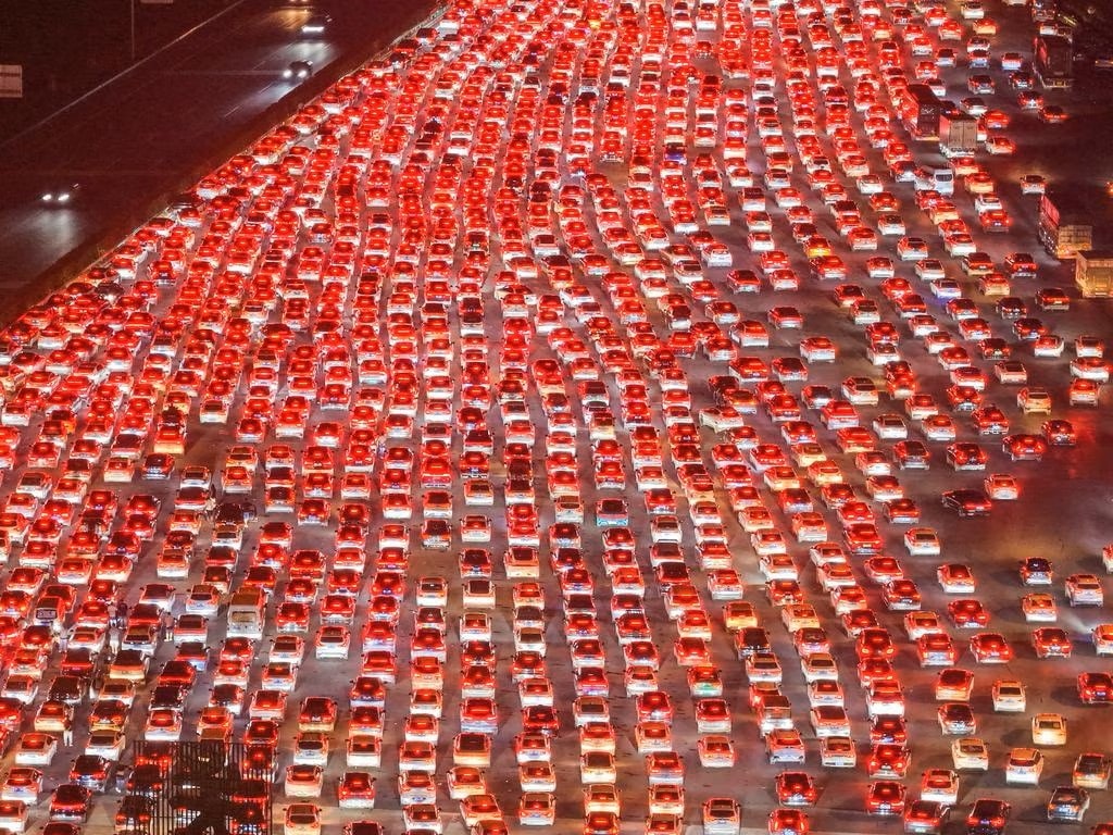 36-Lanes-To-Nowhere-Inside-Chinas-Massive-Holiday-Traffic-Jam