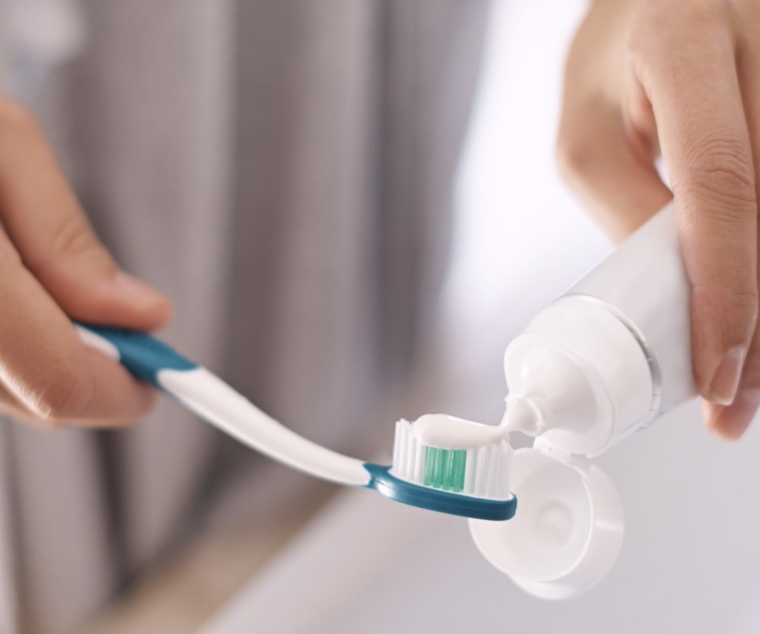 Should-You-Floss-Your-Teeth-Before-or-After-You-Brush-Them_-Dentists-Reveal-the-Right-Technique