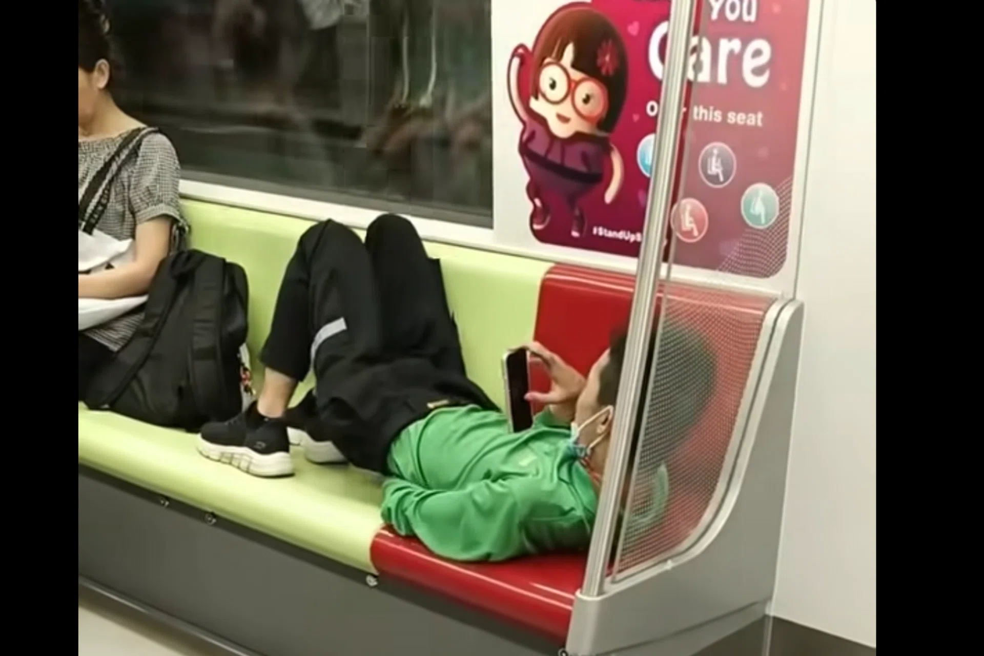 Video-Of-Passenger-Lying-Across-MRT-Seats-Triggers-Netizens