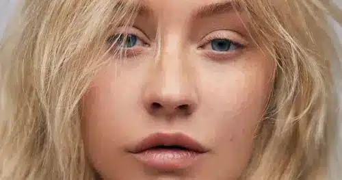 After-20-Years-On-Stage-Using-Makeup-Christina-Aguilera-Does-A-Shoot-Without-It-And-We-Cant-Recognize-Her
