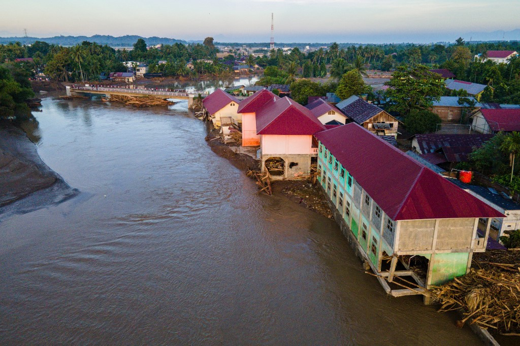 Death-Toll-From-Sumatra-Floods-Rises-To-442