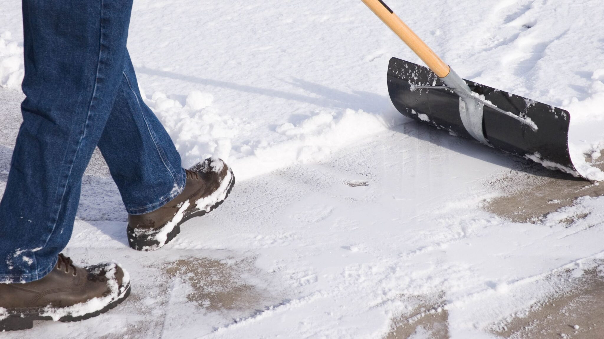 Not-Salt-—-This-Cheap-Alternative-Will-De-Ice-Your-Driveway-In-Minutes