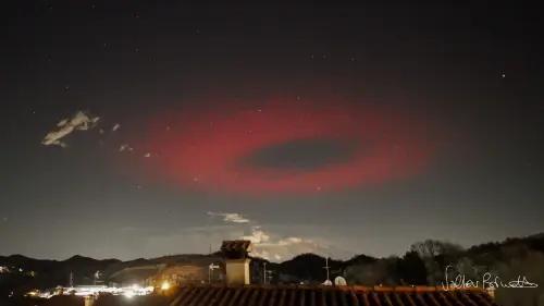 Photographer-Captures-Eerie-Red-Halo-Hovering-Over-The-Italian-Alps-In-Rare-Elve-Sighting-Photo