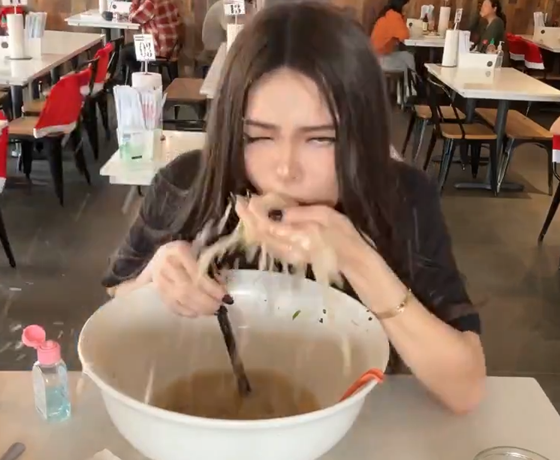 Attractive-influencer-vomits-on-live-stream-while-attempting-huge-pho-noodle-challenge-netizens-are-aroused