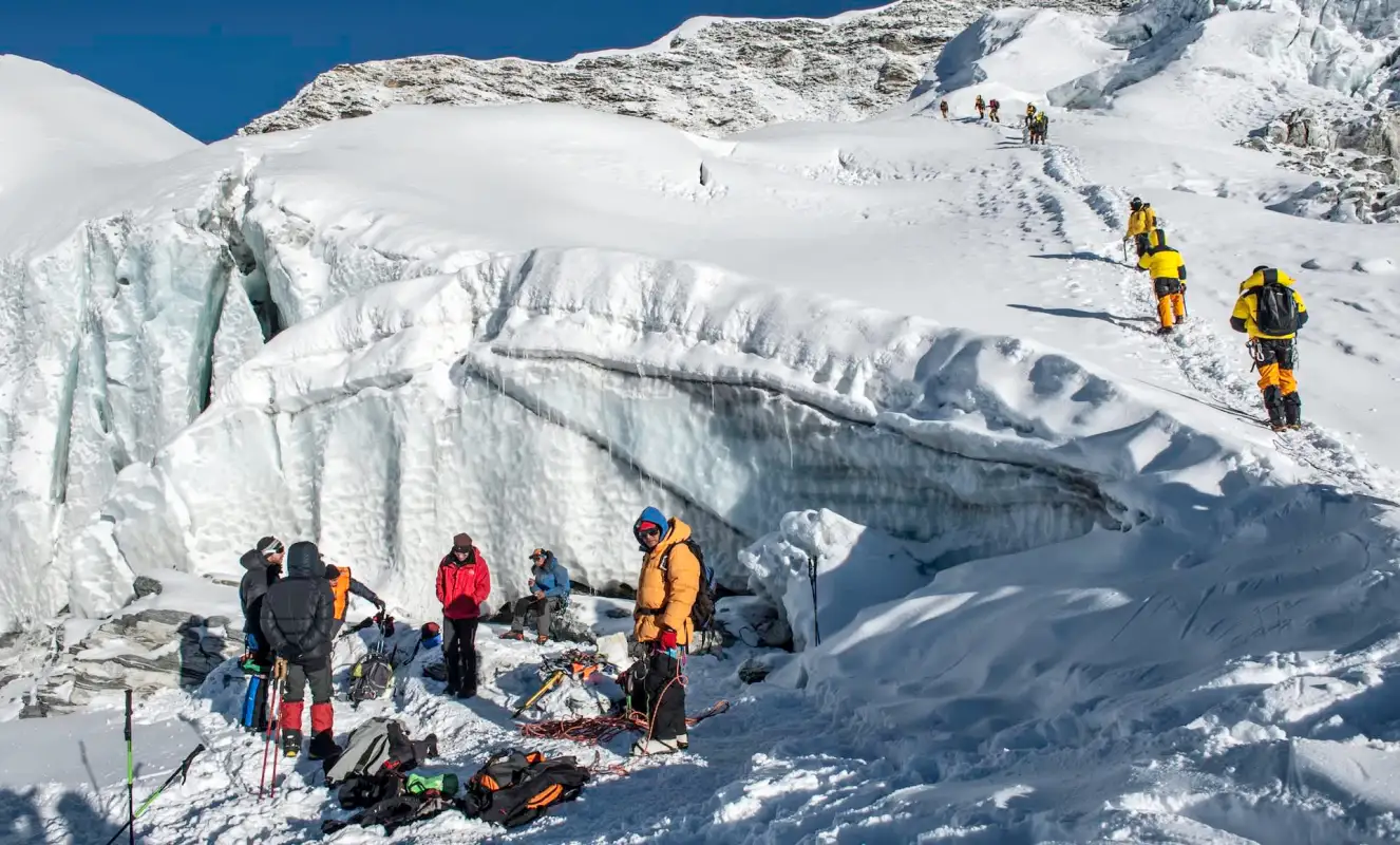 Hiker-shares-disturbing-video-from-top-of-Mount-Everest-This-is-so-disgusting