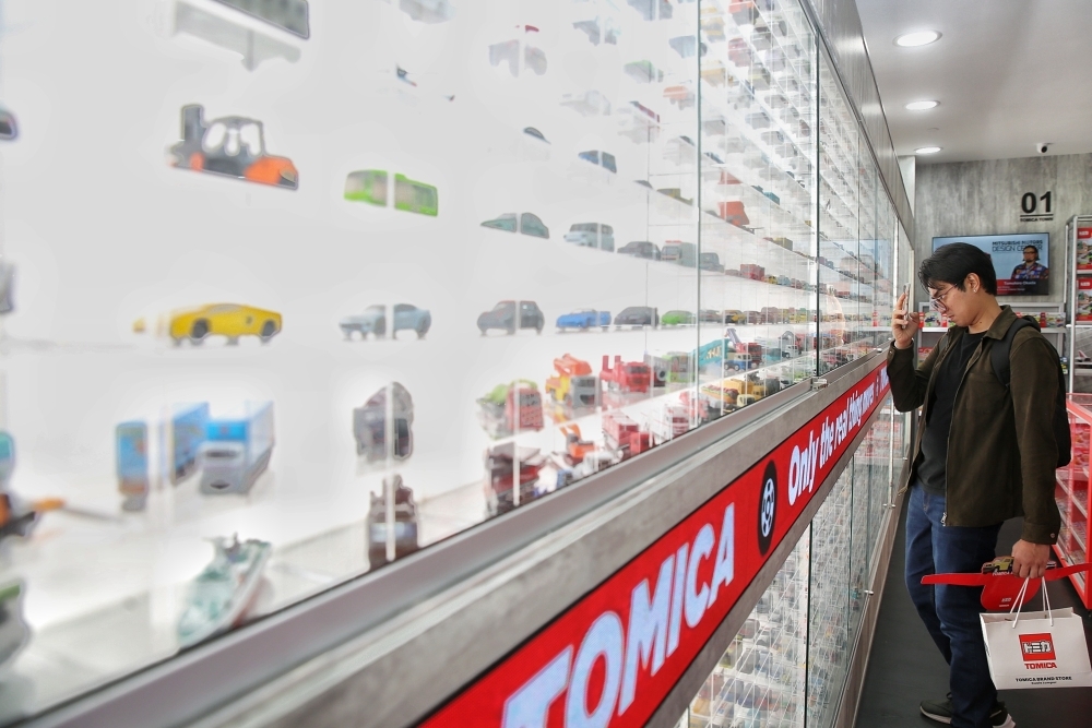 Tiny-Cars-Big-Debut-Tomica-Rolls-Into-Klcc-With-2000-Models